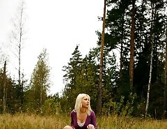 Blonde babe tinkling on a seemingly deserted lawn