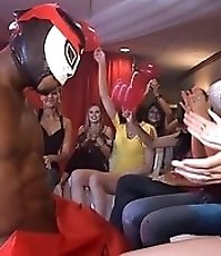 girls sucks dick on the ance floor